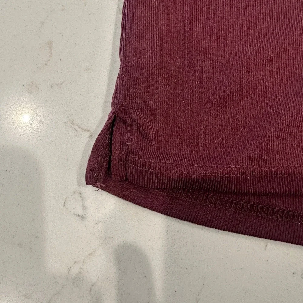 Green Envelope Los Angeles Burgundy Ribbed Split Neck Sleeveless Tank Top Small
